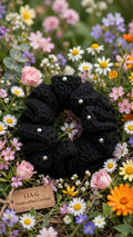 Coletero crochet negro con perlas plateadas entre flores - LIA.G