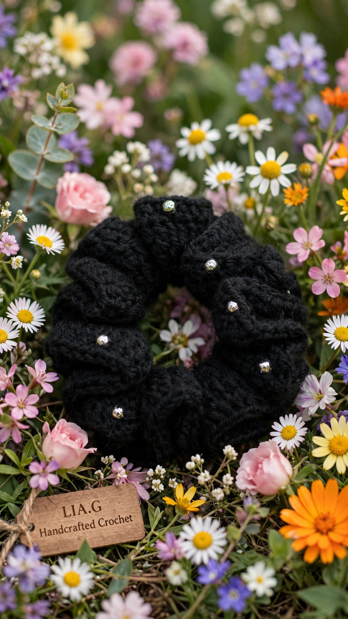 Coletero crochet negro con perlas plateadas entre flores - LIA.G