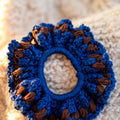 Coletero crochet azul rey y marrón chocolate con pompones en relieve - LIA.G