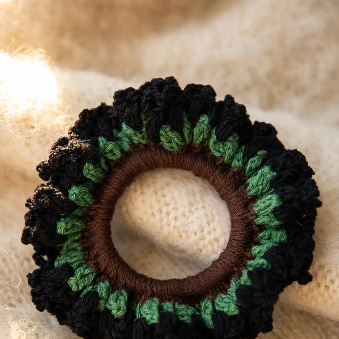 Coletero crochet tricolor negro verde bosque y marrón con pompones - LIA.G