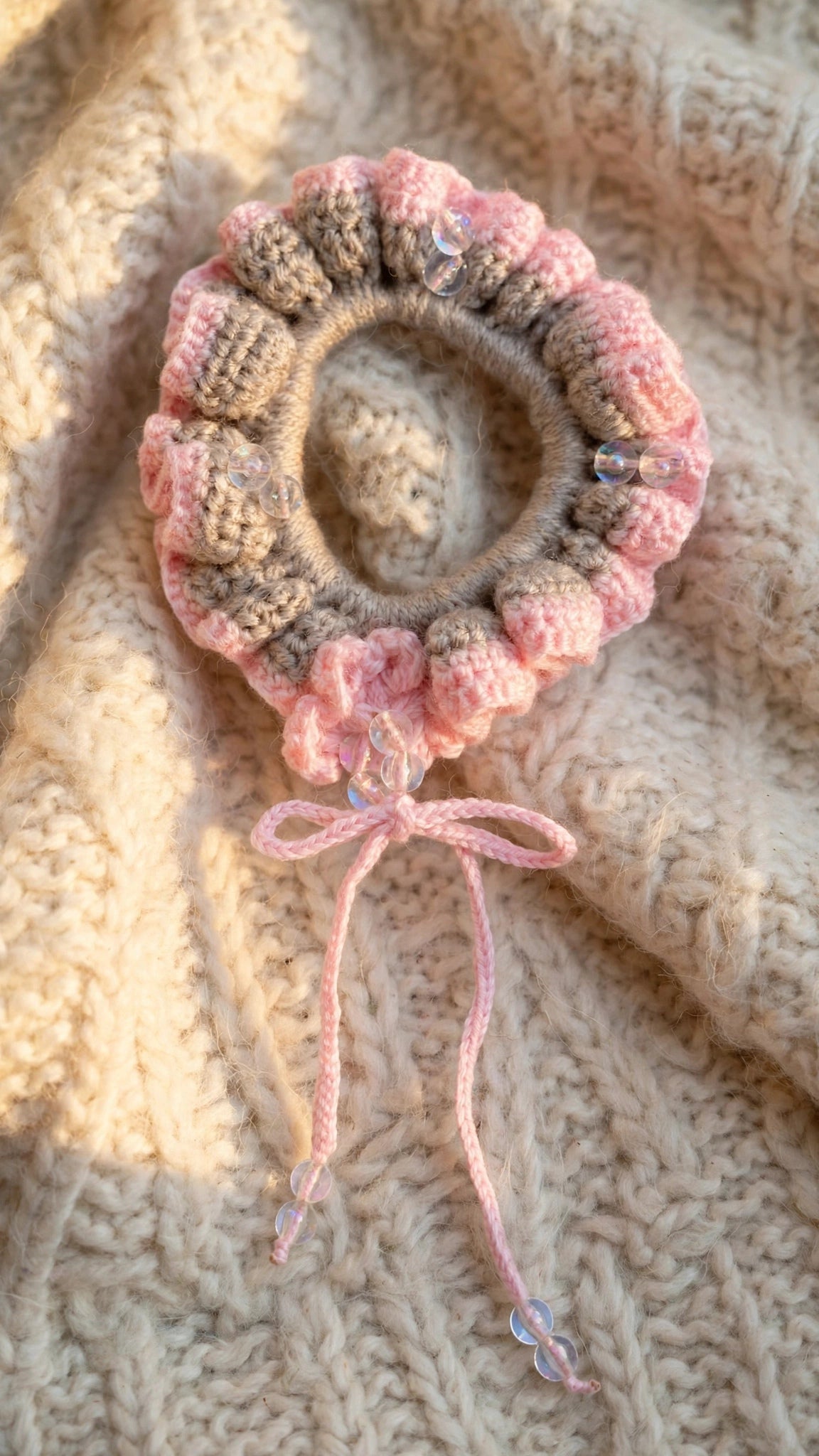 Coletero crochet bicolor rosa y taupe con lazo tejido y cuentas iridiscentes - LIA.G