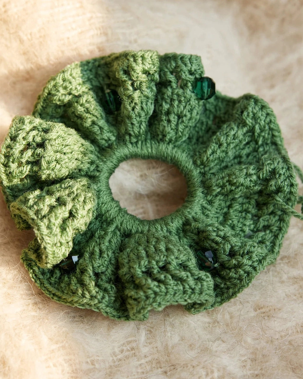 Coletero crochet verde bosque y salvia con cuentas de cristal verde - LIA.G