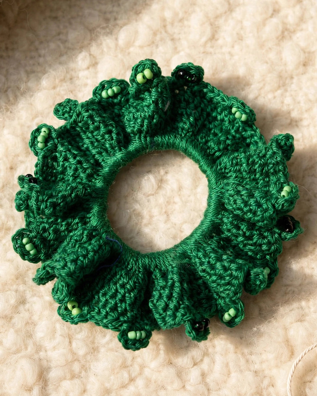 Coletero crochet esmeralda con picos dentados y microcuentas verdes y negras - LIA.G