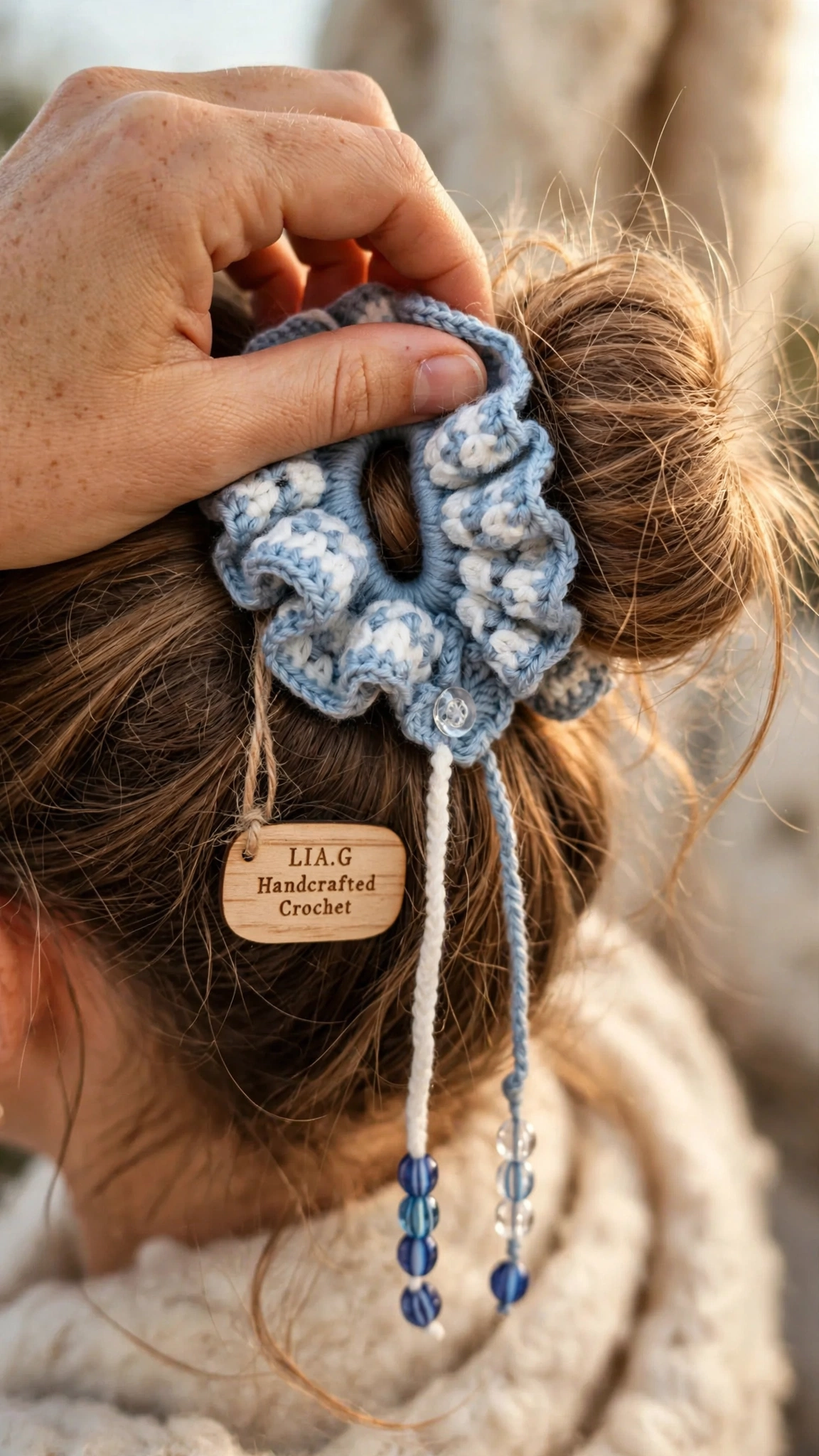 Coletero crochet azul con colgantes de cuentas en cabello - LIA.G